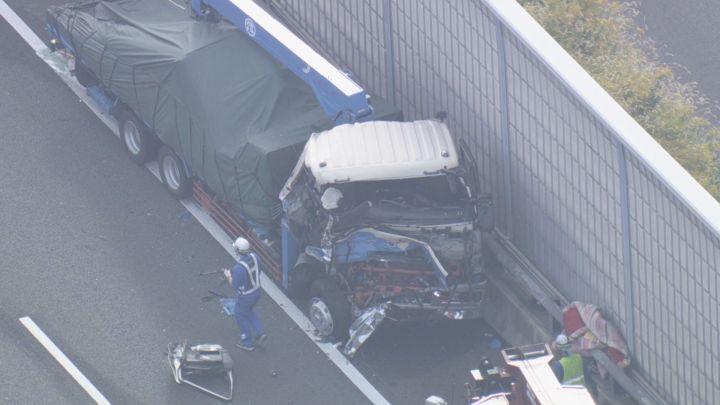 高速の追越車線に停車…故障トラックに大型トラックが追突し大型の運転手が死亡 積荷等が散乱し一部通行止め