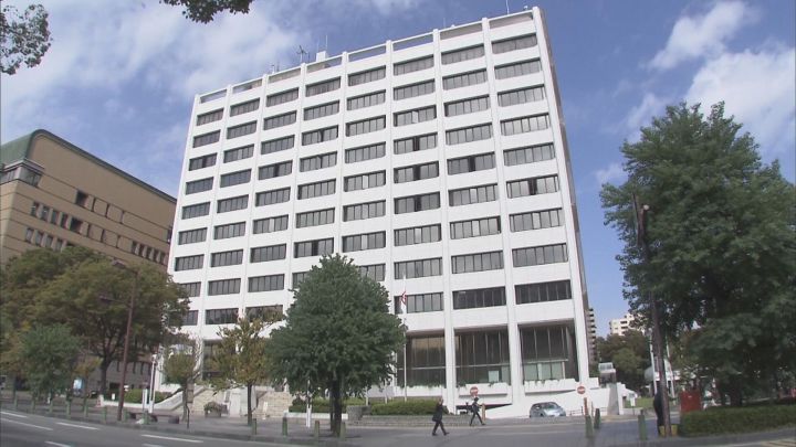 小学校で授業中に許可なくプールへ…児童2人を20代の担任教師が“ビート板”で叩く 体罰と認定し処分