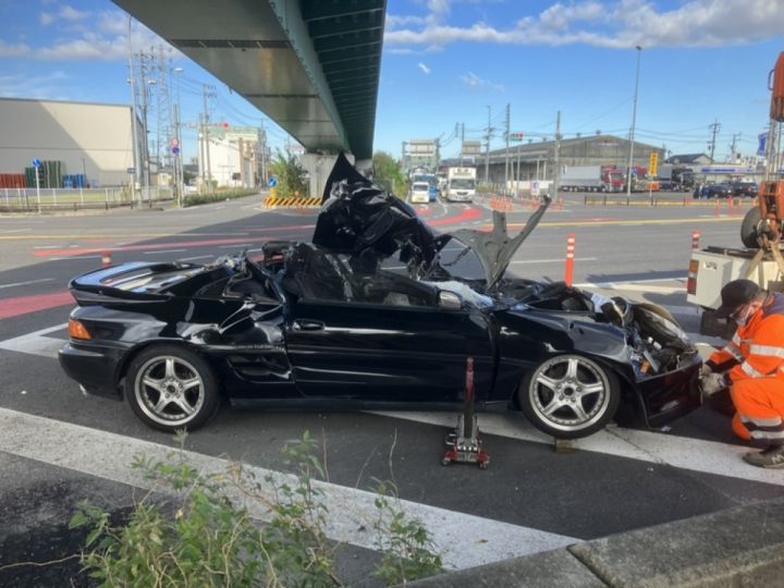 右折中の大型トラックに突っ込む…スポーツカーを運転していた20歳男性が死亡 曲がり切る直前に後部へ