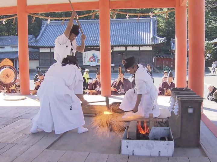 刀鍛冶が鋼を打ち付ける…伝統の刀づくりの祭『ふいご祭り』商売繁盛や安全を祈願 岐阜県垂井町 南宮大社