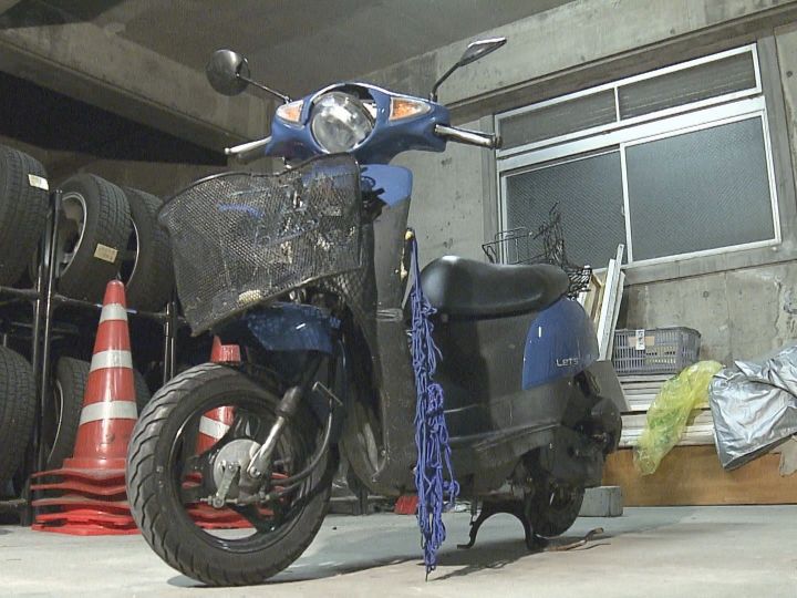 「バイクの人が倒れていて動かない」と通報…原付バイクと車が衝突し男性重体 車が赤信号で交差点に進入か