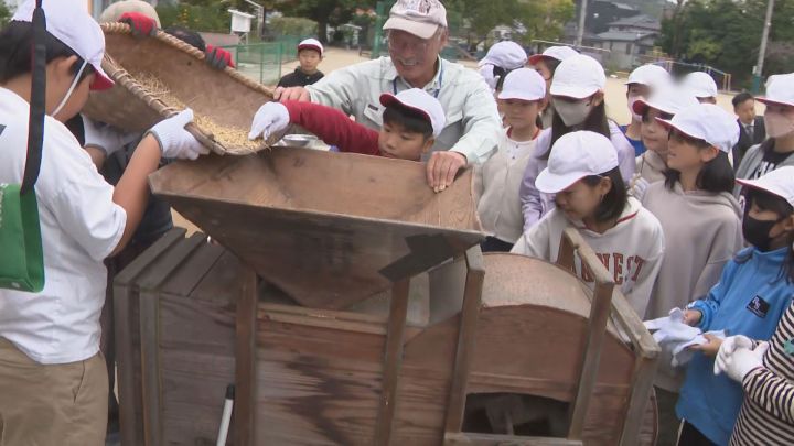 木のペダル踏む道具で…小学生が昔ながらの脱穀を体験 自ら田植えした稲を玄米に仕上げる 愛知県岡崎市