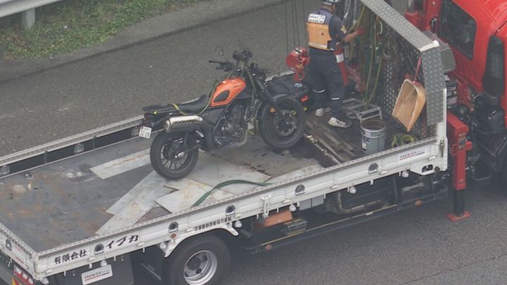 名神高速でバイクと車2台が絡む事故 バイクに乗っていた30-40代位の男性が心肺停止 一部区間で通行止め