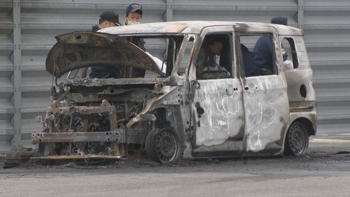 「ボンと音がして車から火が…」ワンボックスカーが燃え後部座席付近から身元不明の1人の遺体発見