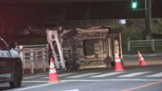 軽乗用車が信号無視か…ワゴン車と衝突した軽乗用車が横転し1人が一時閉じ込められる 3人搬送も命に別条なし