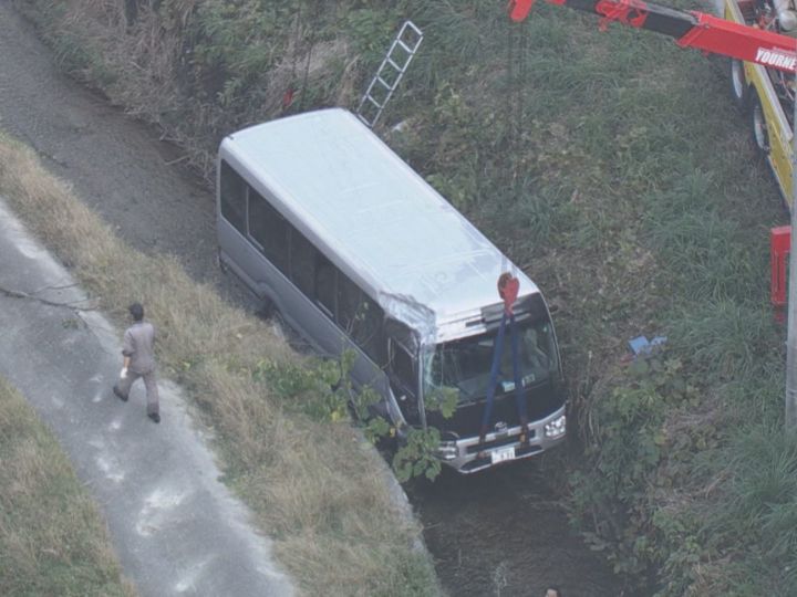 対向車線越え川に転落…トヨタ車体工場に従業員送迎中のマイクロバス 12人重軽傷 カーブ曲がり切れずか