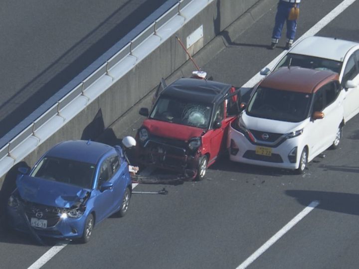 週末の朝で渋滞中…高速道路のIC付近で乗用車など5台が絡む事故 8歳女の子含む6人をドクターヘリ等で搬送