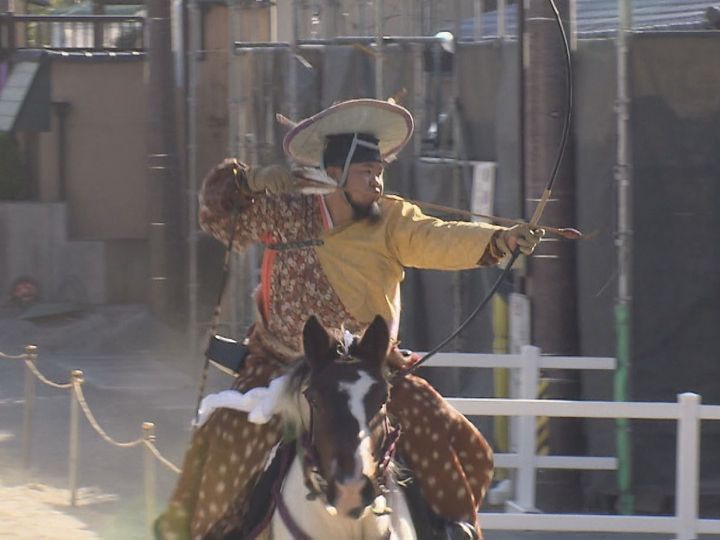 多度大社で5年ぶりに『流鏑馬祭』長さ300mの馬場を鎌倉時代の狩装束姿の射手が駆け抜ける 三重県桑名市