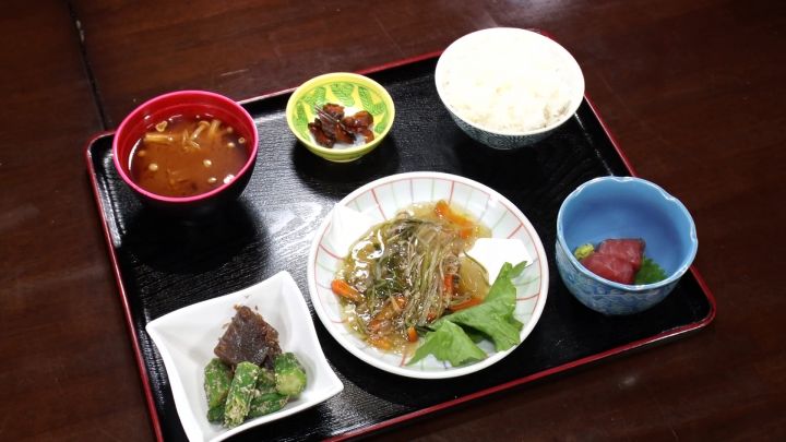 夜→昼→夜とつながる緻密な戦略…創作居酒屋の『500円ランチ』おかずは10種類から選べて「コスパ最強」の声