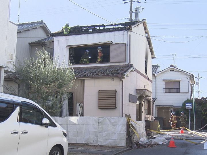 住人の56歳男性が顔をやけど…名古屋市熱田区で住宅が燃える火事 2階部分が激しく燃える