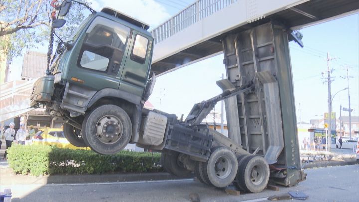 通勤時間帯を直撃し長い車列…歩道橋にダンプカーが引っかかり道路ふさぐ 荷台上げたまま走行か