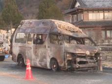 救急車が黒コゲに…患者を搬送した帰りにガードパイプに衝突し炎上 乗っていた医師や看護師ら男女3人ケガ