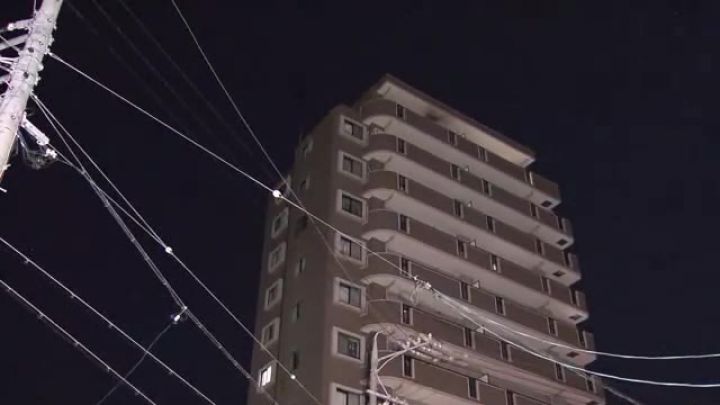 50代位の女性が死亡…13階建てマンションで最上階の一室が燃える火事 住人とみられる10歳位の男の子も搬送