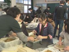 溶かした金属を砂の鋳型に…“鋳物の町”で地元の小学生が職人の仕事を体験 愛知県西尾市の平坂地区