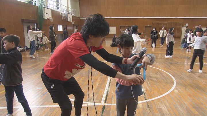 “クロスフリーズ”に挑戦…小学校でプロ縄跳びプレーヤーによる縄跳び教室 児童約40人にコツを伝授