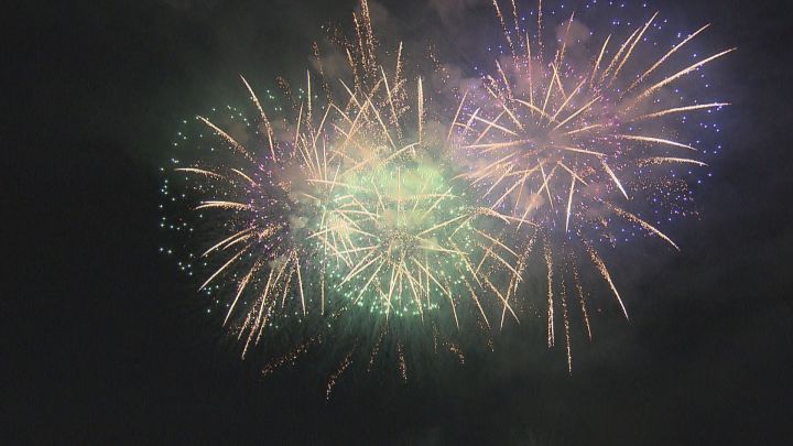 音楽に合わせて夜空を彩る…名古屋港で冬の花火イベント 沖合300mから打ち上げられ1万人超の観客魅了