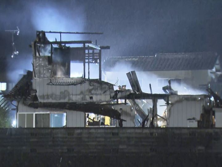 玄関と台所付近からそれぞれ遺体発見…岐阜県養老町で住宅火災 84歳父親と54歳長男の2人と連絡取れず