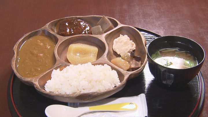 ハンバーグ カレー 蒟蒻 サラダ 煮物 りんご 味噌汁で500円「びっくり食堂」運営可能な理由は“店主の過去”に