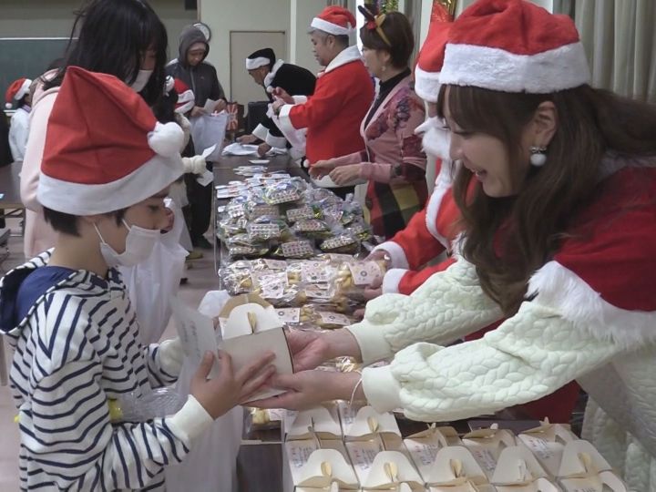 ビンゴ1等に「涙出そう」と話す子も…こども食堂でクリスマスイベント 40人に“サンタ”からケーキなど