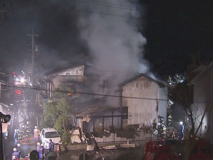 競馬場の南側にある住宅街…岐阜県笠松町で住宅3棟が燃える火事 火元の家に住む94歳男性と連絡取れず