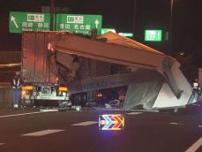 積み荷が散乱…高速道路のJCT付近で大型トラック3台が絡む事故 道路上に停まっていた車両に後続車両が追突