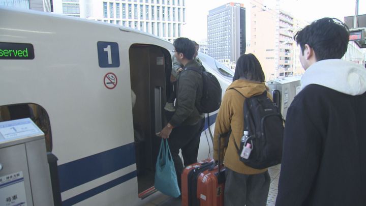 29日は午後も空席少なく…JR名古屋駅の新幹線ホームはピークの28日に続き混雑 午前中の列車はほぼ満席