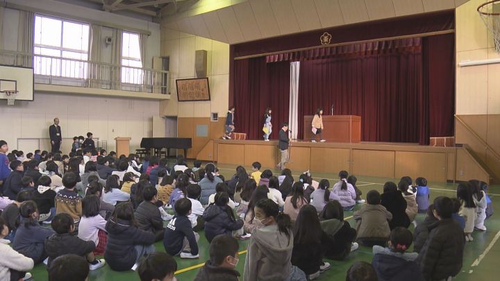 愛知のほとんどの公立小中学校で3学期の始業式 名古屋の小学校では児童らが教室で冬休みの思い出話し合う