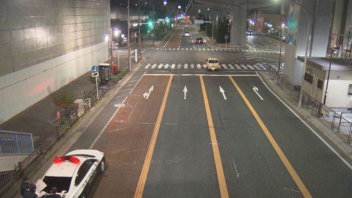 交通量多い駅前の信号交差点で…横断歩道を歩いて渡っていた39歳男性が車にはねられ重傷 灰色系の乗用車が逃走