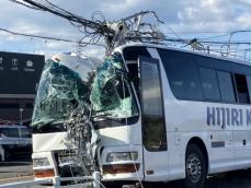 【速報】乗客30人を乗せた観光バスが電柱に衝突…運転手と乗客1人を搬送 他にも2人が軽傷か 付近で一時停電発生