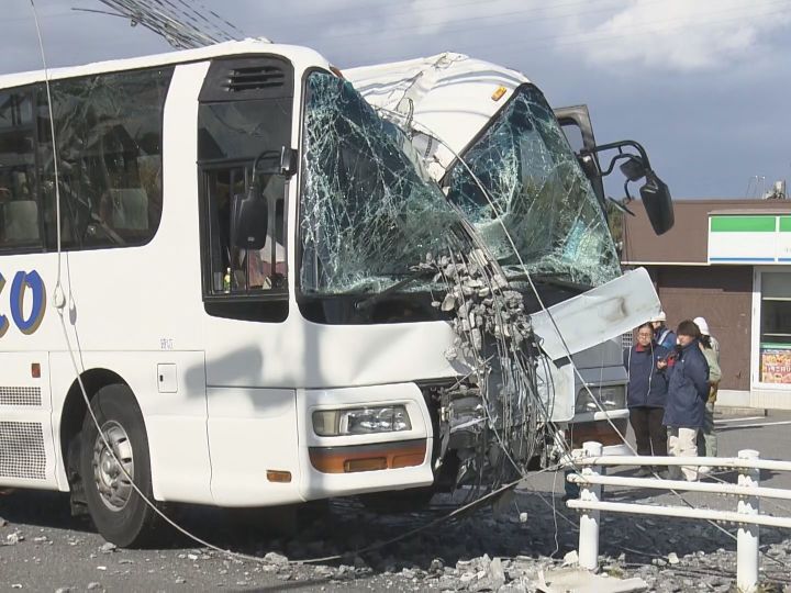 電柱に衝突後も10m程走行か…30人乗せた大型バスで4人がケガした事故 運転手「ぼんやりしていた」