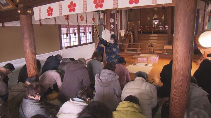 双子の合格願い参加した母親も…合格祈願で上野天満宮など名古屋の3つの神社巡るバスツアー 子や孫の合格を願う31人が参加