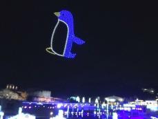 光を放つ500機が夜空に…ラグナシアで1/11に一夜限りの『ドローンショー』ペンギンなど美しい造形を次々描く