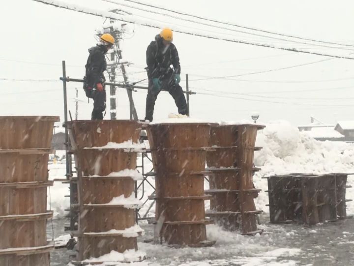 伝統の『三寺まいり』で街角に…岐阜県飛騨市で“雪像ろうそく”作り始まる 4日ほどかけ大小あわせて40本