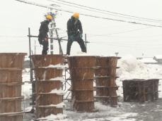 伝統の『三寺参り』で街角に…岐阜県飛騨市で“雪像ろうそく”作り始まる 4日ほどかけ大小あわせて40本