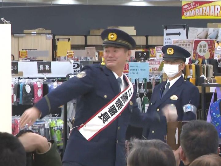 “投球”も披露し会場沸く…元中日の岩瀬さんが愛知県警西尾署の一日警察署長に「犯罪や事故が少しでも減るように」