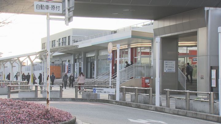 2日経ち出頭し概ね容疑認める…駅の売店に商品を搬入していた男性襲い書類ケース奪った疑い 49歳男逮捕