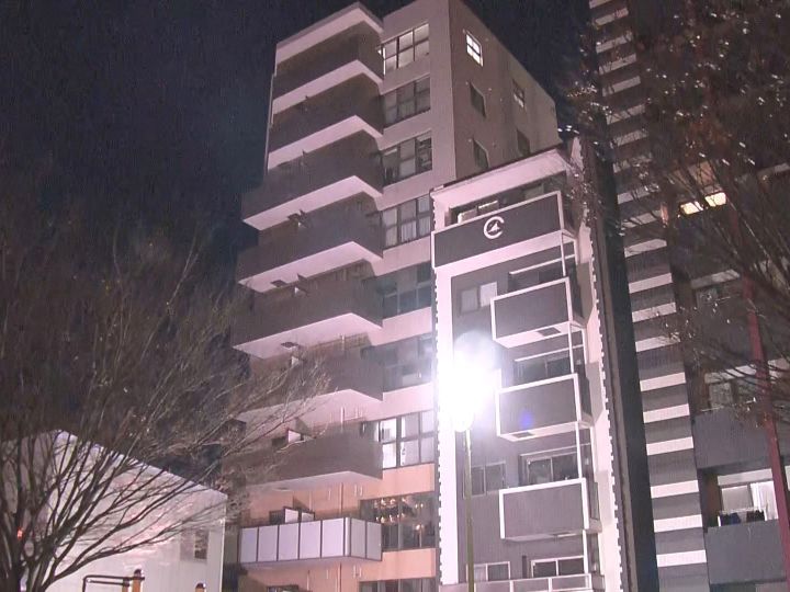 搬送後に容体が急変…10階建てマンションの6階の部屋で火事 1人暮らしとみられる40代位の女性が意識不明の重体