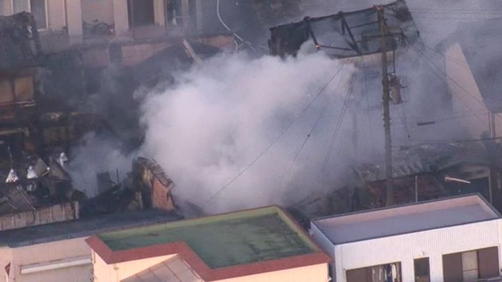 少なくとも隣家1棟に延焼…愛知県蒲郡市で木造2階建て住宅が全焼する火事 火元の家の66歳女性にケガなし