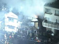 【速報】住宅密集地で延焼の恐れも…愛知県春日井市で住宅火災 消防車など11台が出動し消火活動 ケガ人の有無は不明