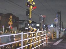 踏切で17歳女子高校生が電車にはねられ死亡「列車が来るのを待っていた」との目撃情報も 一時運転見合わせ