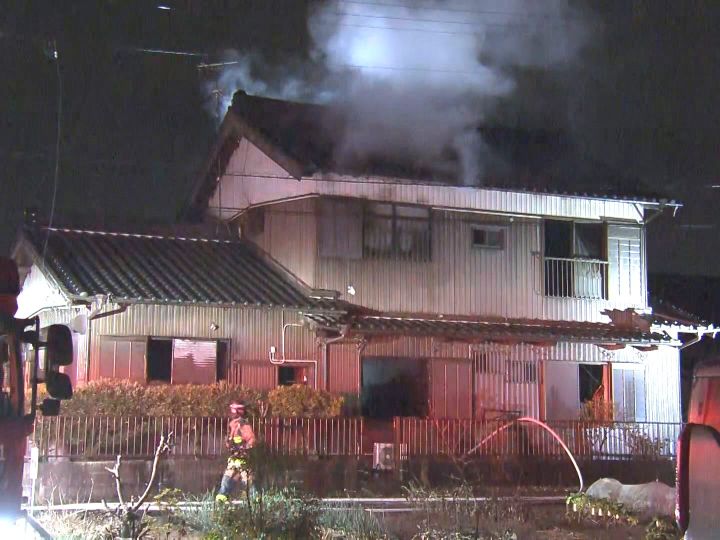 78歳の夫がやけど等で搬送…未明に高齢の夫婦2人暮らしの住宅で火事 木造2階建てがほぼ全焼 愛知