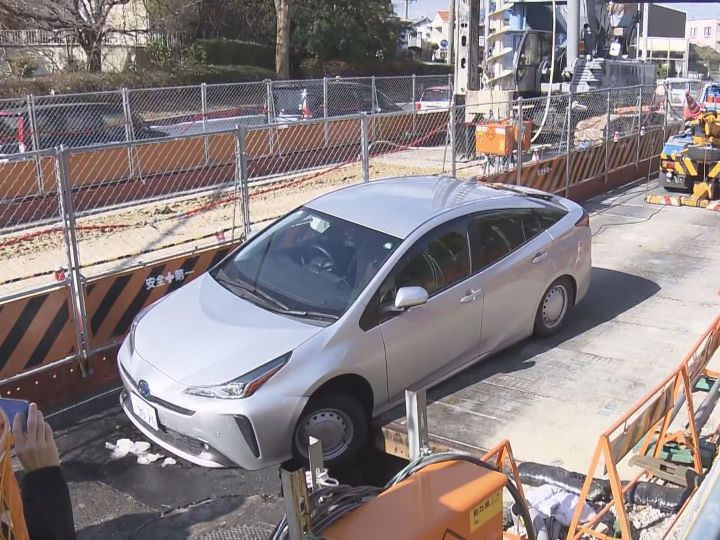 隣の車線で水道管の工事中…名古屋で道路が“陥没” 深さ1mほどで乗用車の前輪がはまり動かせない状態に