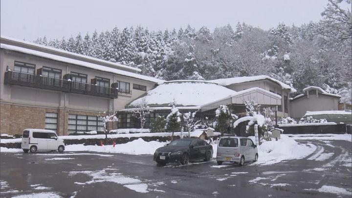 坂を上れない宿泊客から“SOS”も…岐阜県で断続的に雪 山中にあるホテルは対応に苦慮「可能な限り我々で除雪している」