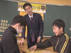 藤井七冠からビデオメッセージ届く…地元・瀬戸市の小学校でプロ棋士らによる将棋教室 6年生に基本を指導