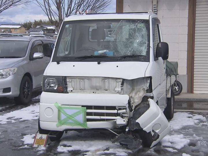 原付バイクの76歳女性が死亡…追越車線を走行中の軽トラが左から進路変更してきた原付に追突「ブレーキ間に合わず」