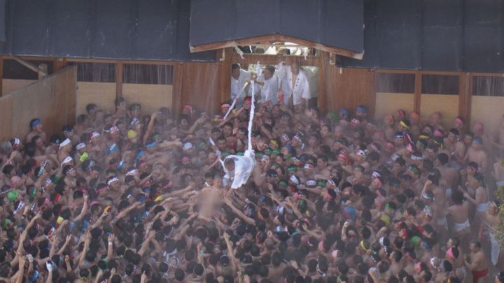 午後5時半ごろ儺追殿に…天下の奇祭「国府宮はだか祭」神男がもみくちゃにされながら入り拍手喝采