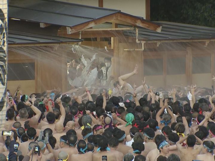 去年2024年より多い約240人の女性が参加…天下の奇祭『国府宮はだか祭』神男は約1時間のもみ合いの末“儺追殿”へ