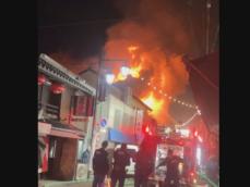 周辺には土産物店など立ち並ぶ……豊川稲荷の参道にある飲食店が全焼 隣接する店にも延焼し付近は一時騒然