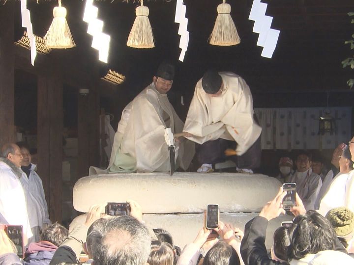 ハンマーと斧で切り分ける…はだか祭で奉納されていた『大鏡餅』に多くの参拝客が列 高さ2.4mで約4トン