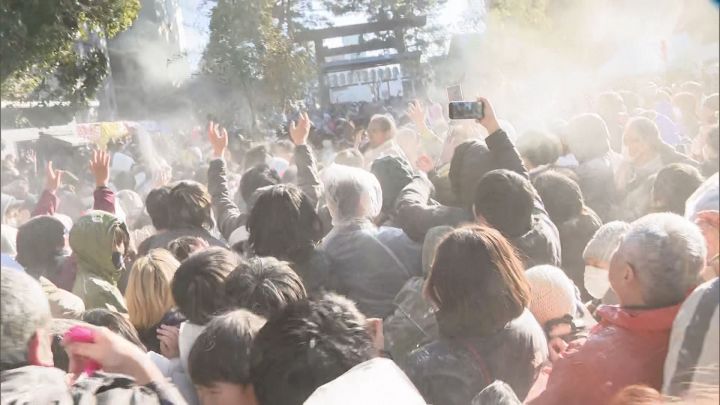 真っ白になって厄払い…1000年以上続くと伝わる『豊橋鬼祭』で“赤鬼と天狗のからかい” 赤鬼が飴と粉まき散らす